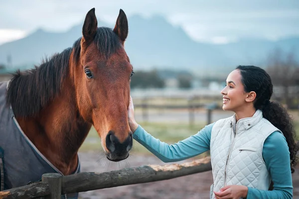 Attractive Woman Posing Horse Enclosed Pasture Farm — ストック写真