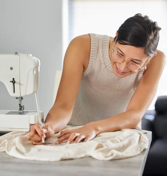 Eine Junge Frau Entwirft Ihrer Werkstatt Ein Kleidungsstück — Stockfoto