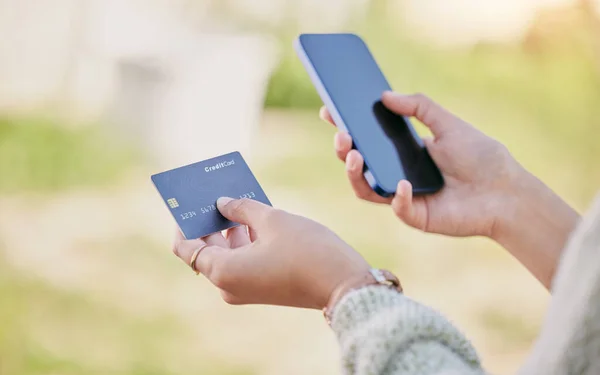 Žena Používající Svůj Mobil Držící Kreditní Kartu Zatímco Stojí Venku — Stock fotografie