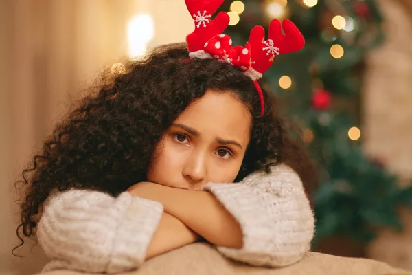 Μια Νεαρή Γυναίκα Που Αισθάνεται Δυστυχισμένη Χριστούγεννα Στο Σπίτι — Φωτογραφία Αρχείου