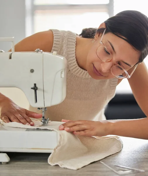 Eine Junge Frau Mit Einer Nähmaschine Ihrer Werkstatt — Stockfoto