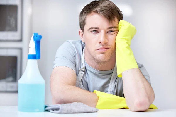 Ένας Νεαρός Άνδρας Που Δείχνει Βαριέται Ενώ Καθαρίζει Την Κουζίνα — Φωτογραφία Αρχείου