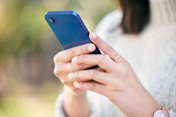 Een Vrouw Die Haar Mobiele Telefoon Gebruikt Terwijl Buiten Staat — Stockfoto