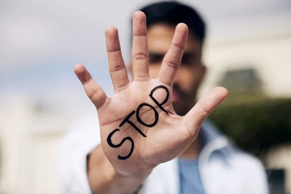 Joven Mostrando Mano Con Palabra Stop Escrita Afuera Universidad —  Fotos de Stock