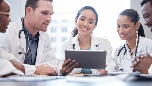 Group Doctors Having Staff Meeting While Using Digital Tablet — Stockfoto