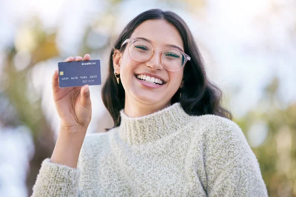 Happy Young Woman Holding Credit Card While Standing — Foto Stock