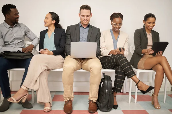 Groupe Hommes Affaires Qui Font Queue Dans Bureau — Photo