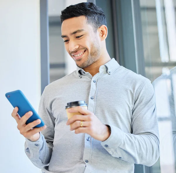 Young Businessman Taking Break Work Send Text His Smartphone While — Fotografia de Stock