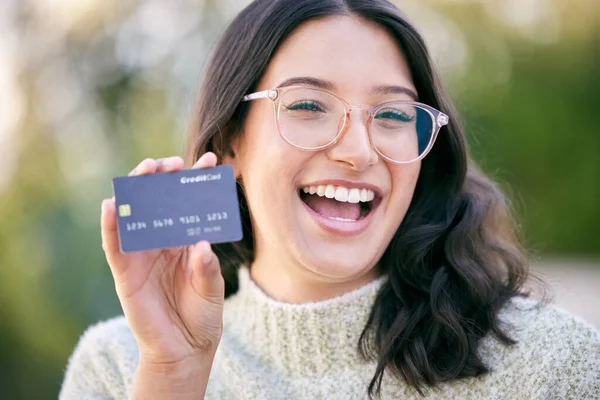 Genç Mutlu Bir Kadın Dışarıda Dururken Elinde Bir Kredi Kartı — Stok fotoğraf