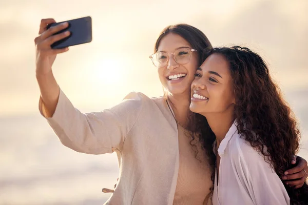 Dos Hermosas Mujeres Jóvenes Tomando Una Selfie Juntos Fuera — Foto de Stock