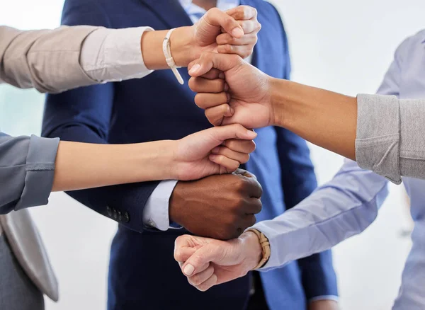 Grupo Empresários Irreconhecíveis Que Empilham Mãos Uns Sobre Outros — Fotografia de Stock