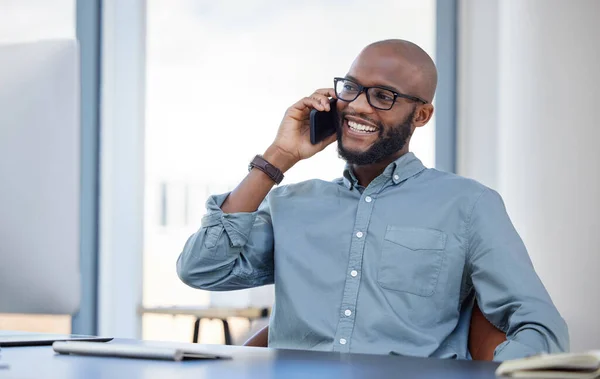 Young Businessman Using Smartphone Modern Office — Stockfoto