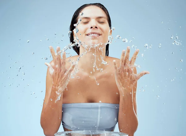 Studioaufnahme Einer Attraktiven Jungen Frau Die Ihr Gesicht Vor Blauem — Stockfoto