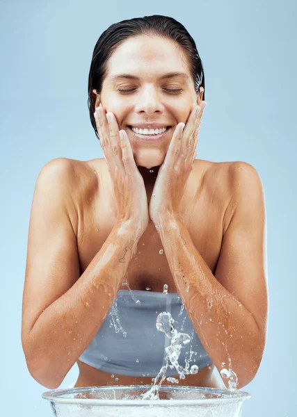 Στιγμιότυπο Μιας Ελκυστικής Νεαρής Γυναίκας Που Πλένει Πρόσωπό Της Μπλε — Φωτογραφία Αρχείου