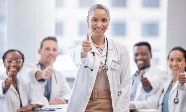 Female Doctor Giving Thumbs Staff Meeting — 图库照片