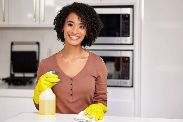Young Woman Cleaning Kitchen Counter Home — Foto Stock