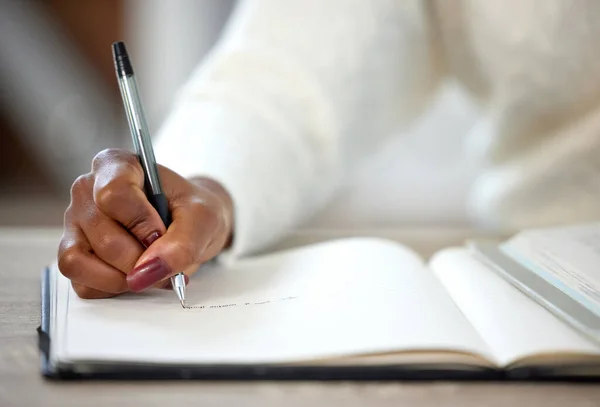 Una Mujer Irreconocible Tomando Notas Libro Mientras Estudia Casa —  Fotos de Stock
