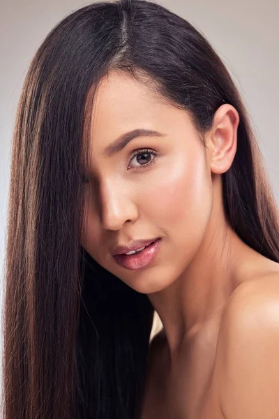 Attractive Young Woman Posing Alone Studio — Zdjęcie stockowe