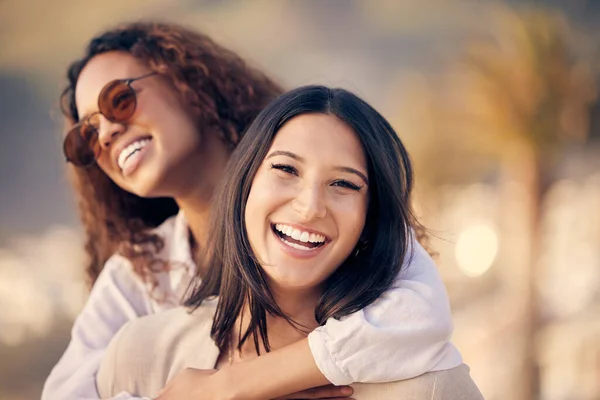 Two Young Women Spending Time Together Outdoors — Stock fotografie