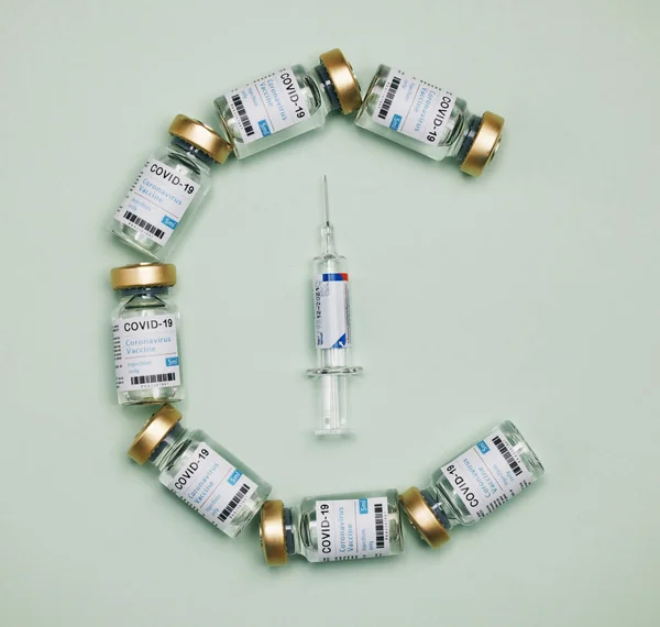 Impfstoffe Und Eine Spritze Vor Grünem Hintergrund — Stockfoto
