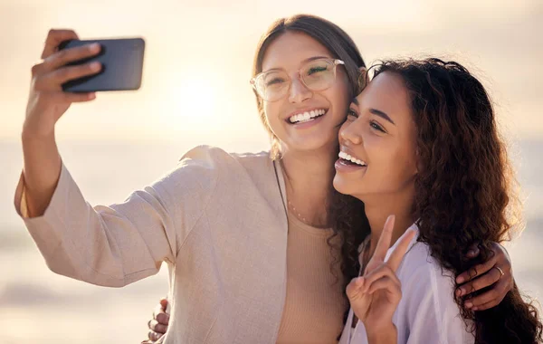 Dos Hermosas Mujeres Jóvenes Tomando Una Selfie Juntos Fuera — Foto de Stock