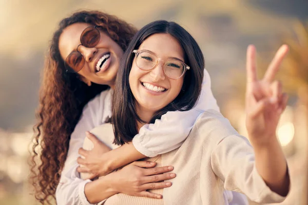 Woman Showing Peace Sign While Her Friend — Foto Stock