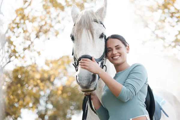 Een Aantrekkelijke Jonge Vrouw Staat Met Haar Paard Een Bos — Stockfoto