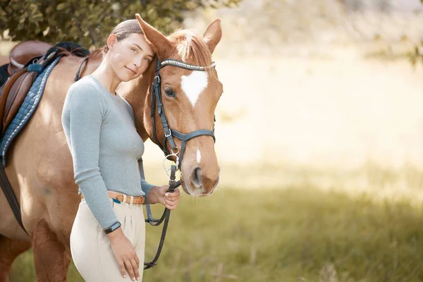 Een Aantrekkelijke Jonge Vrouw Staat Met Haar Paard Een Bos — Stockfoto