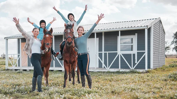 Two Female Instructors Taking Woman Her Daughter Horse Riding — Fotografia de Stock