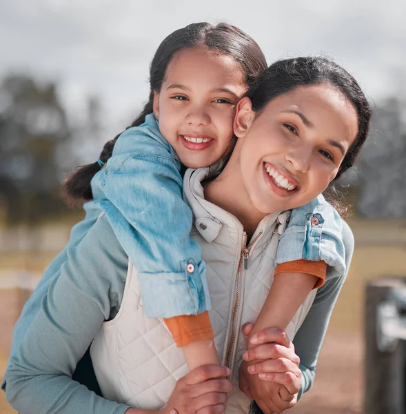 Little Girl Mother Spending Time Together Ranch — Stockfoto