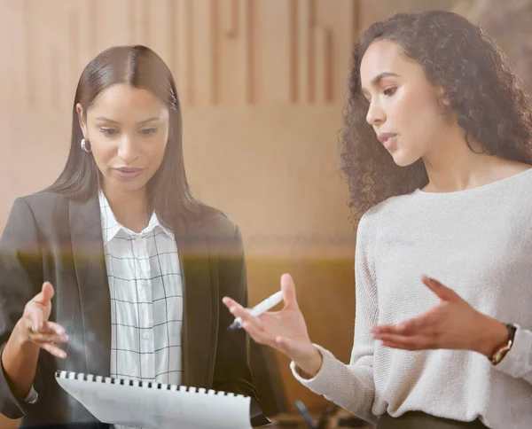 Zwei Geschäftsfrauen Arbeiten Zusammen Während Sie Ein Digitales Tablet Benutzen — Stockfoto