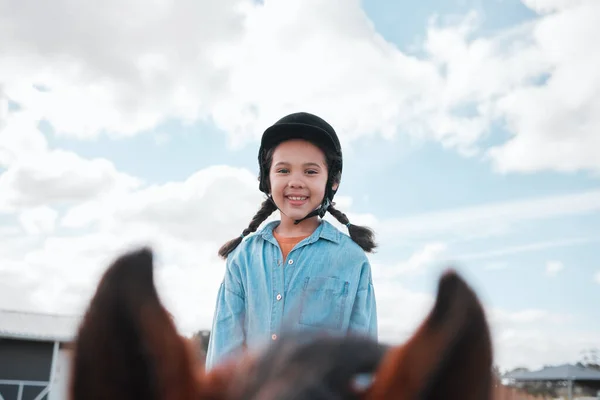 Une Adorable Petite Fille Chevauchant Cheval — Photo