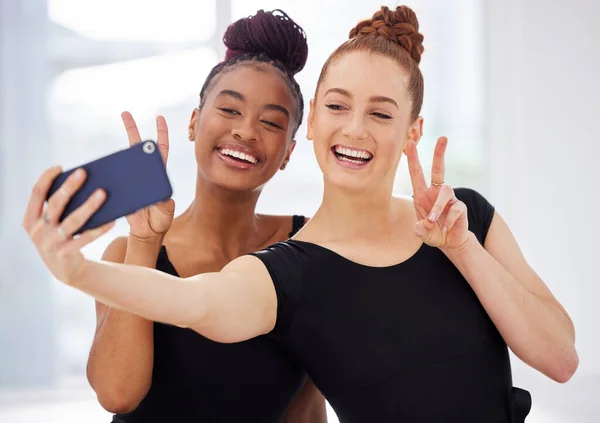 Two Ballerinas Taking Selfies Using Smartphone —  Fotos de Stock