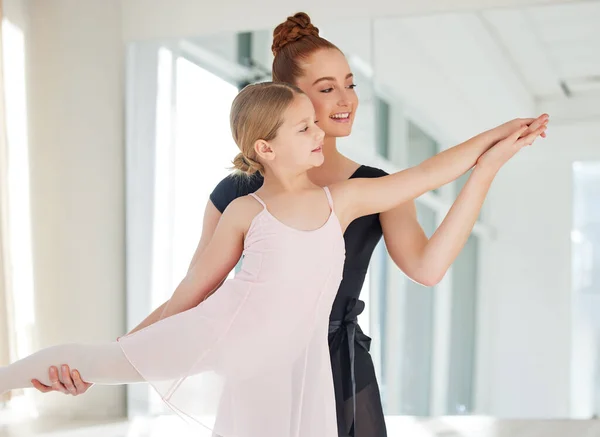 Маленька Дівчинка Практикує Балет Своїм Вчителем Танцювальній Студії — стокове фото