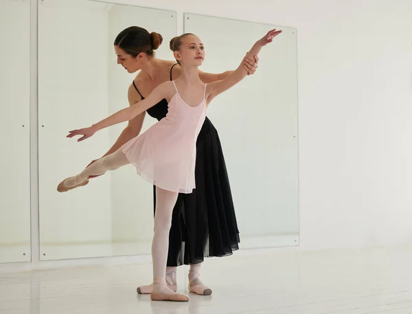 Mladá Dívka Cvičit Balet Svým Učitelem Tanečním Studiu — Stock fotografie