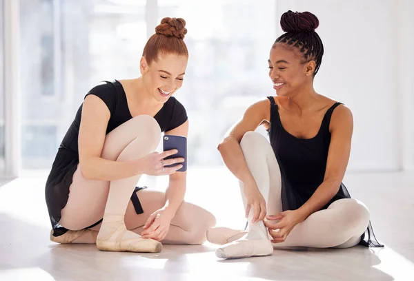 Ballet Dancer Showing Her Friend Her Smartphone — ストック写真
