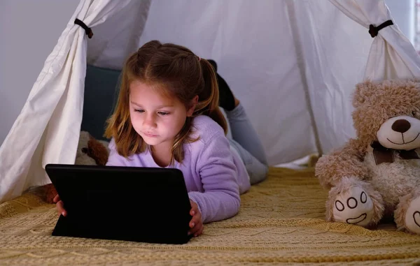 Una Bambina Adorabile Che Usa Tablet Digitale Notte — Foto Stock