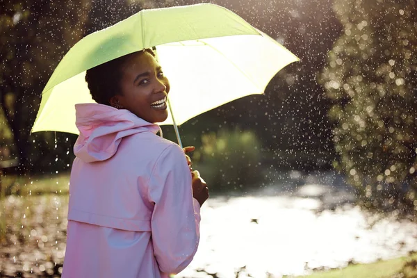 Yağmurda Şemsiyesini Tutan Genç Bir Kadın — Stok fotoğraf