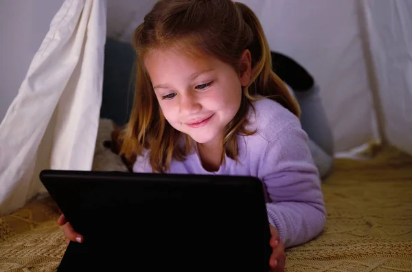 Una Bambina Adorabile Che Usa Tablet Digitale Notte — Foto Stock