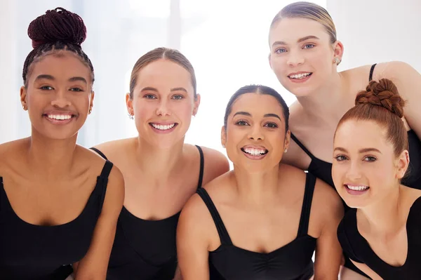 Group Ballet Dancers Together — Stockfoto