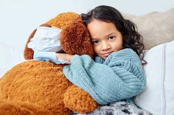 Little Girl Cuddling Her Teddy Bed Home — Stockfoto