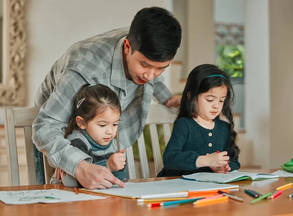 Een Jonge Vader Helpt Zijn Dochters Met Hun Huiswerk — Stockfoto