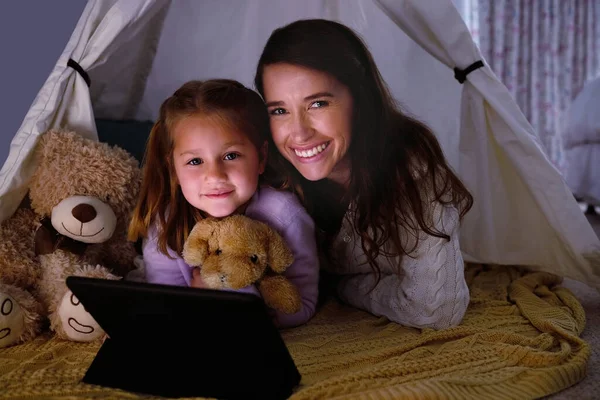 Une Petite Fille Mère Regardant Quelque Chose Sur Une Tablette — Photo