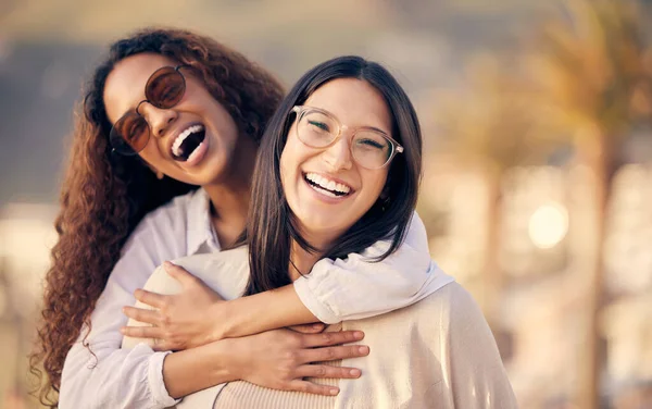 Two Young Women Spending Time Together Outdoors —  Fotos de Stock