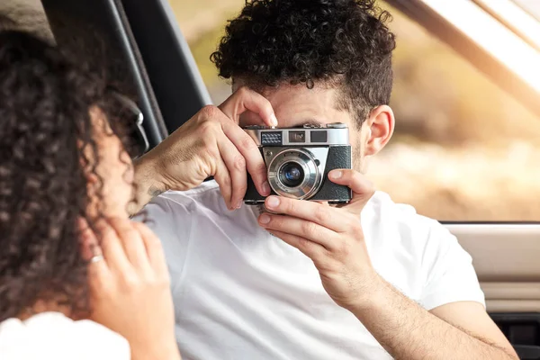 Jovem Tirando Uma Foto Sua Namorada Enquanto Sentados Carro Juntos — Fotografia de Stock