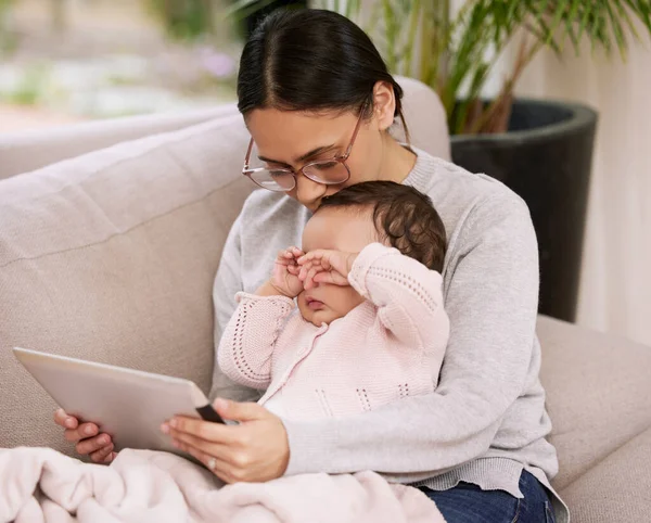 Mother Using Tablet Her Baby Home — Stock fotografie