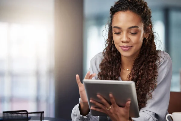 Eine Junge Geschäftsfrau Mit Ihrem Digitalen Tablet Bei Der Arbeit — Stockfoto