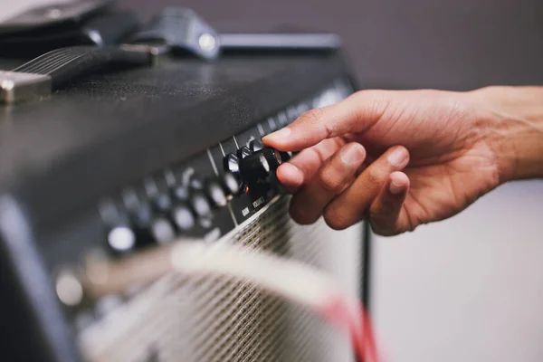 Een Onherkenbare Man Die Overdag Een Versterker Gebruikt Een Muziekstudio — Stockfoto