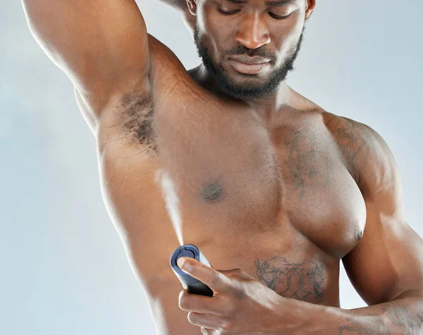 Studio Shot Muscular Young Man Spraying Himself Deodorant — 스톡 사진