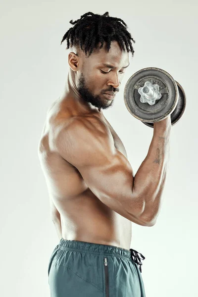 Muscular Young Man Lifting Dumbbells — Zdjęcie stockowe